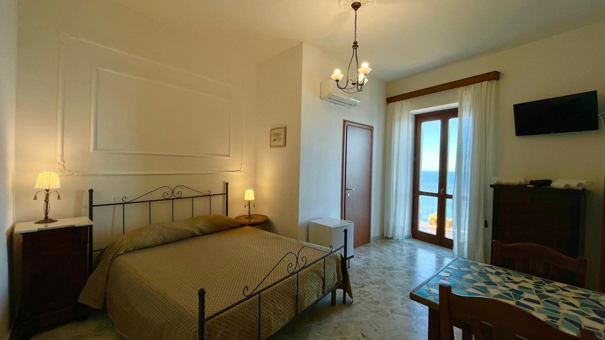 Residenza Porta Di Mare Bed & Breakfast Castellabate Exterior photo
