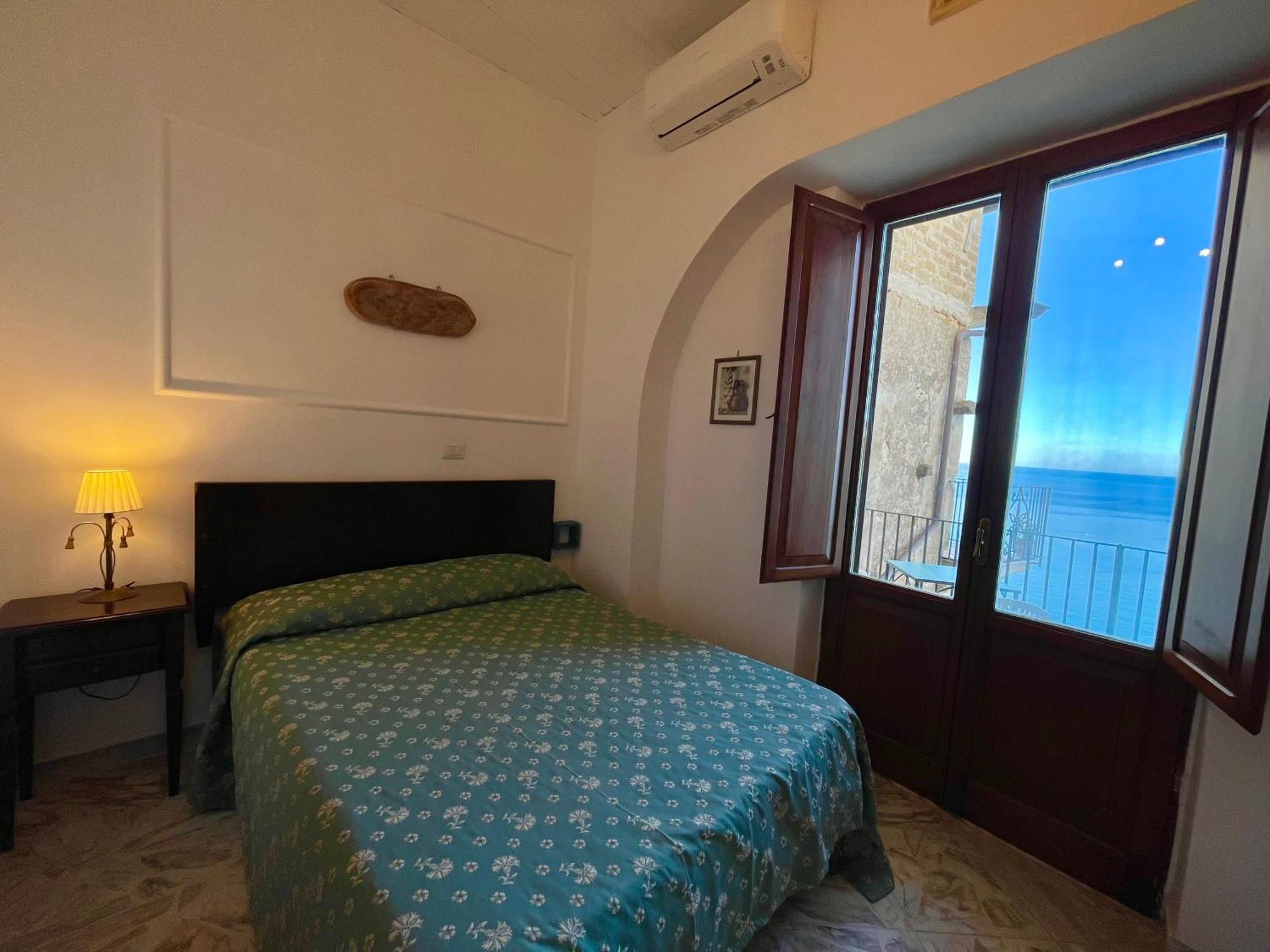Residenza Porta Di Mare Bed & Breakfast Castellabate Exterior photo